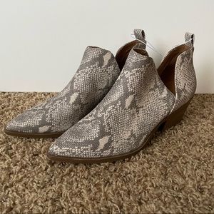 NWT Faux Snakeskin Booties Sz 8.5
